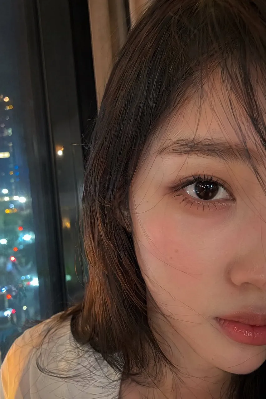 Retrato selfie con smartphone ultrarrealista, fotografiado genuinamente