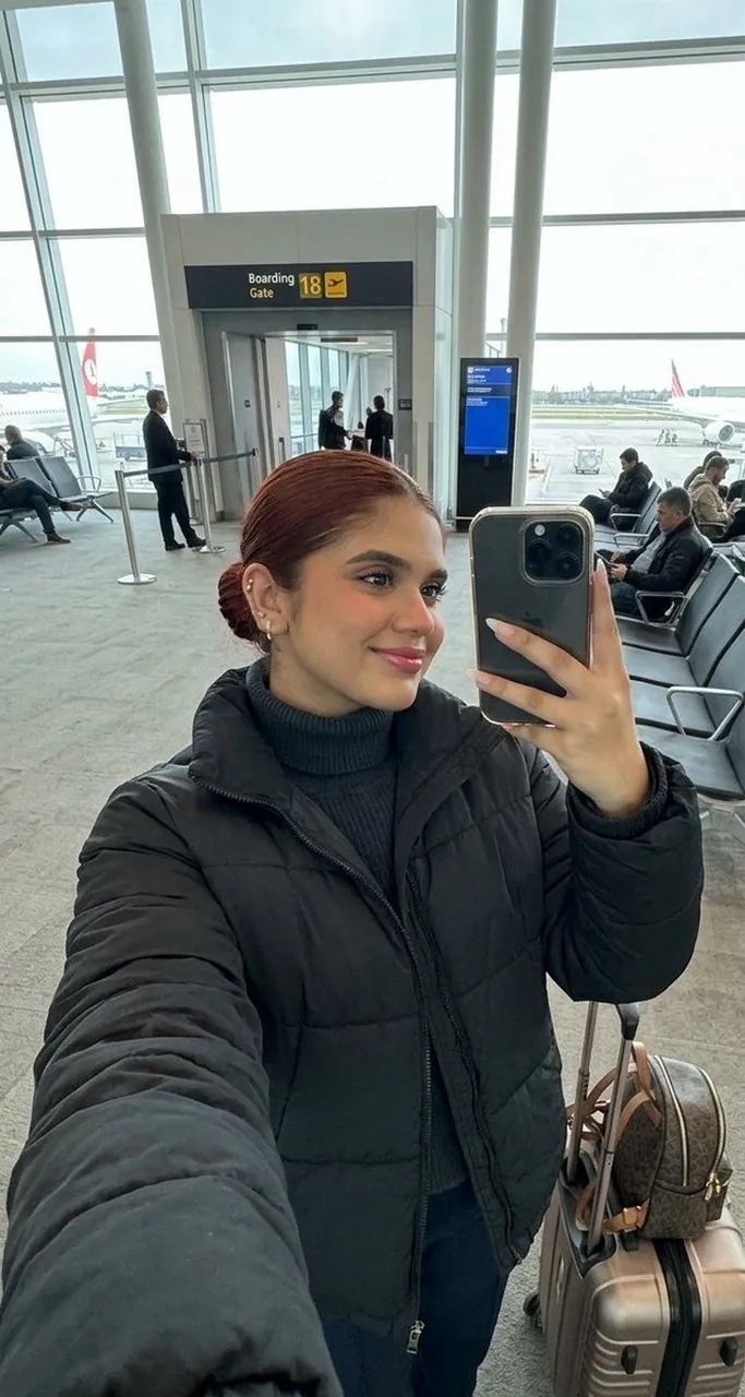 Airport Selfie Luggage Photo