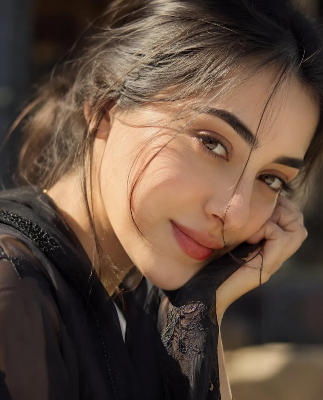 Cálida luz solar sobre una sonrisa suave