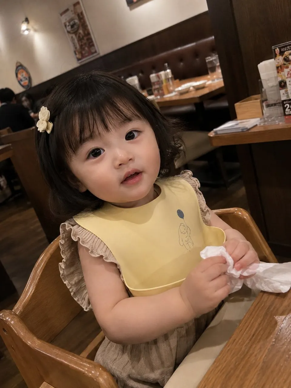 사랑스러운 유아의 사실적인 캔디드 스마트폰 스냅샷