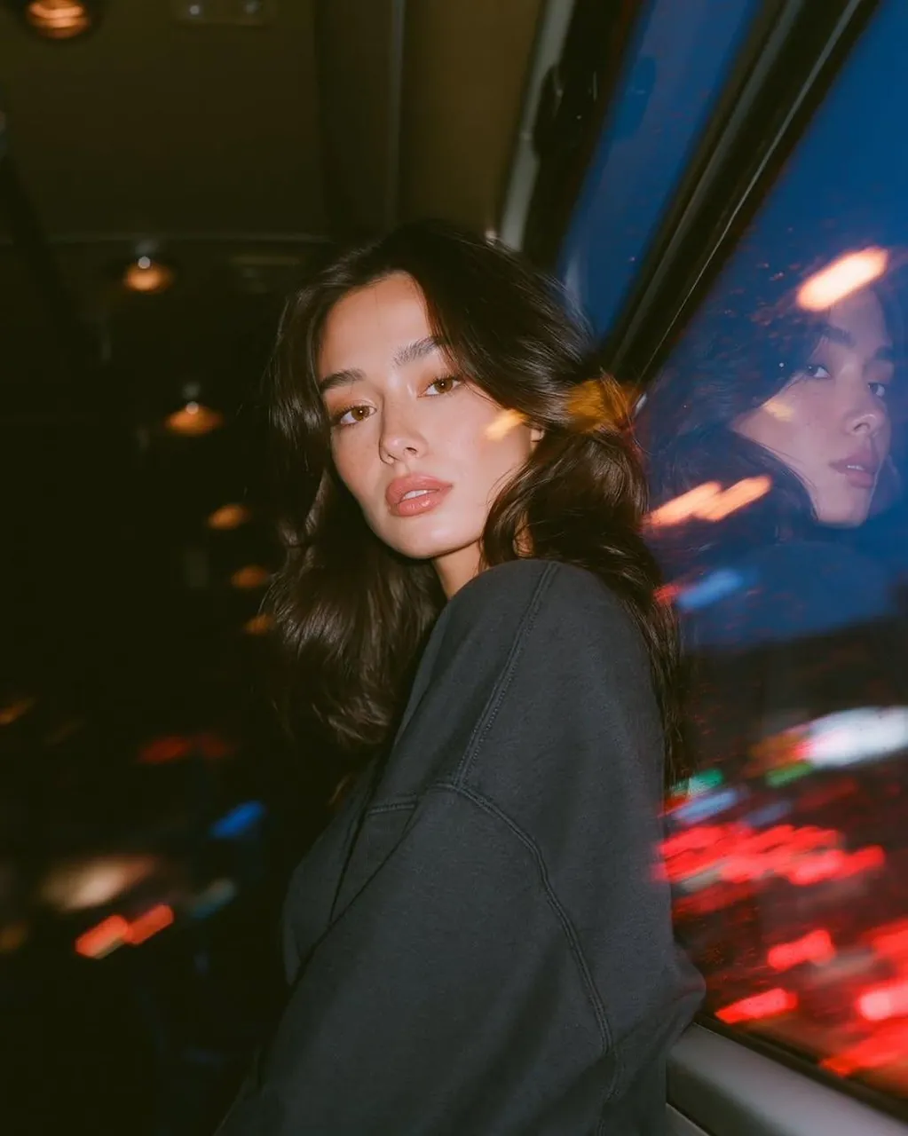 Crea un retrato cinematográfico fotorrealista de una mujer joven
