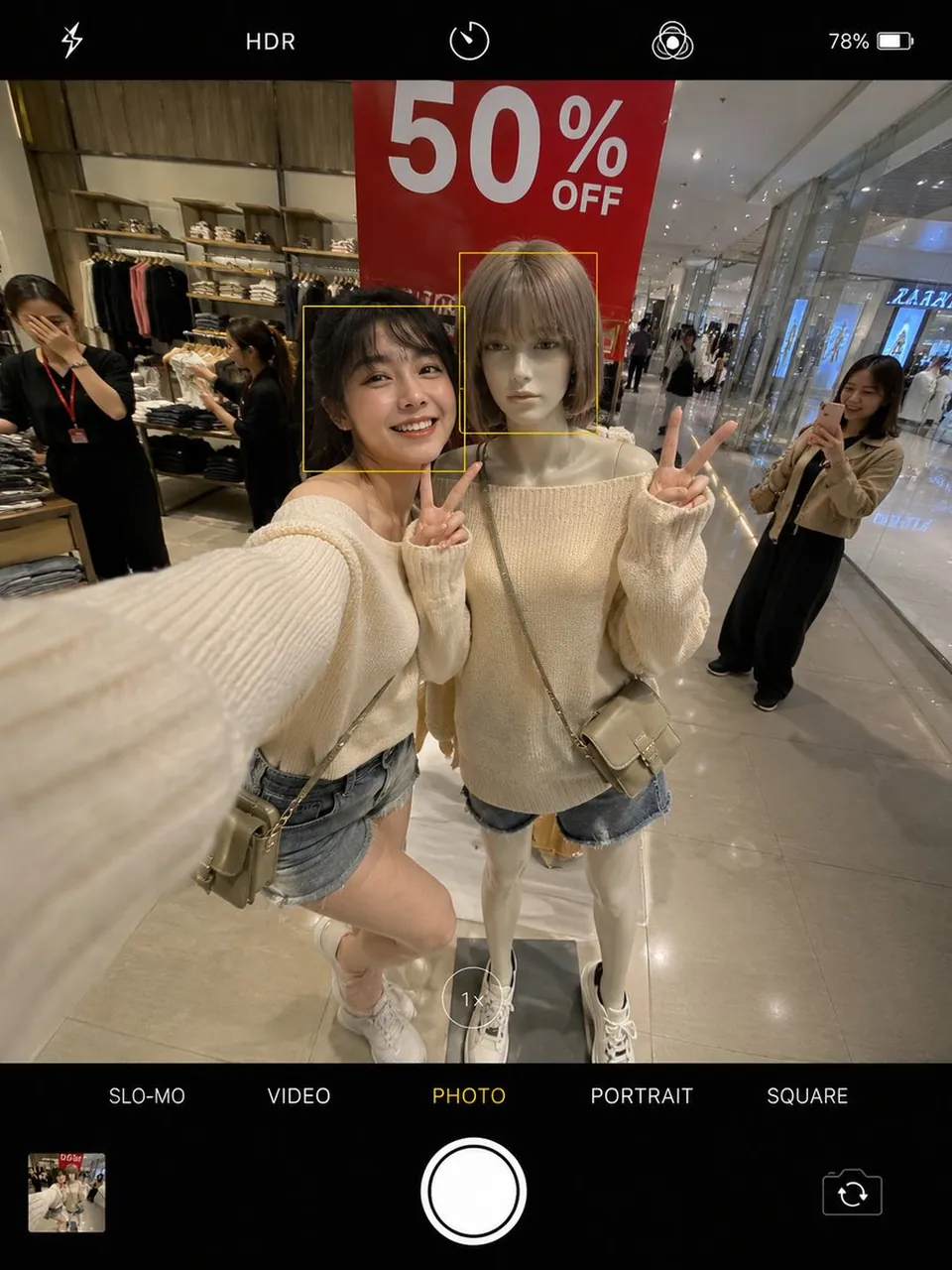 Kinoreifes Smartphone-Selfie von zwei Frauen in Partner-Outfits